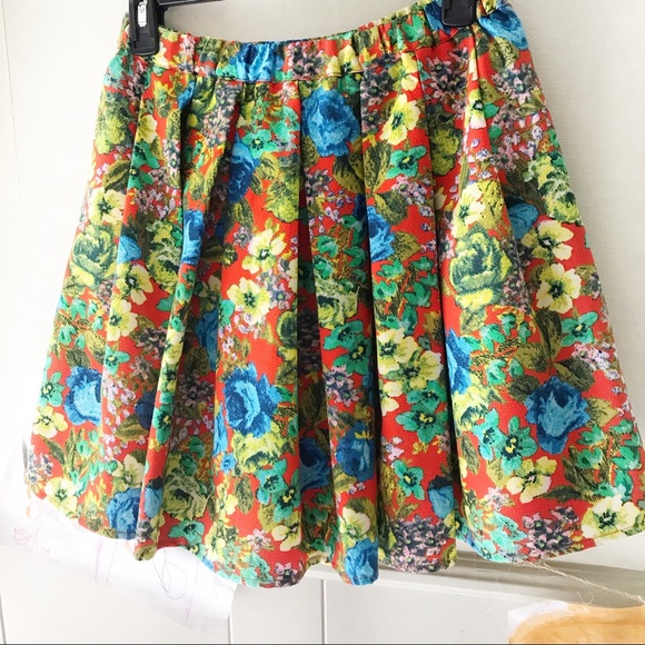 SOLD! 🌺 Sz M Sugar Lips Floral Skirt - Picture 3 of 7